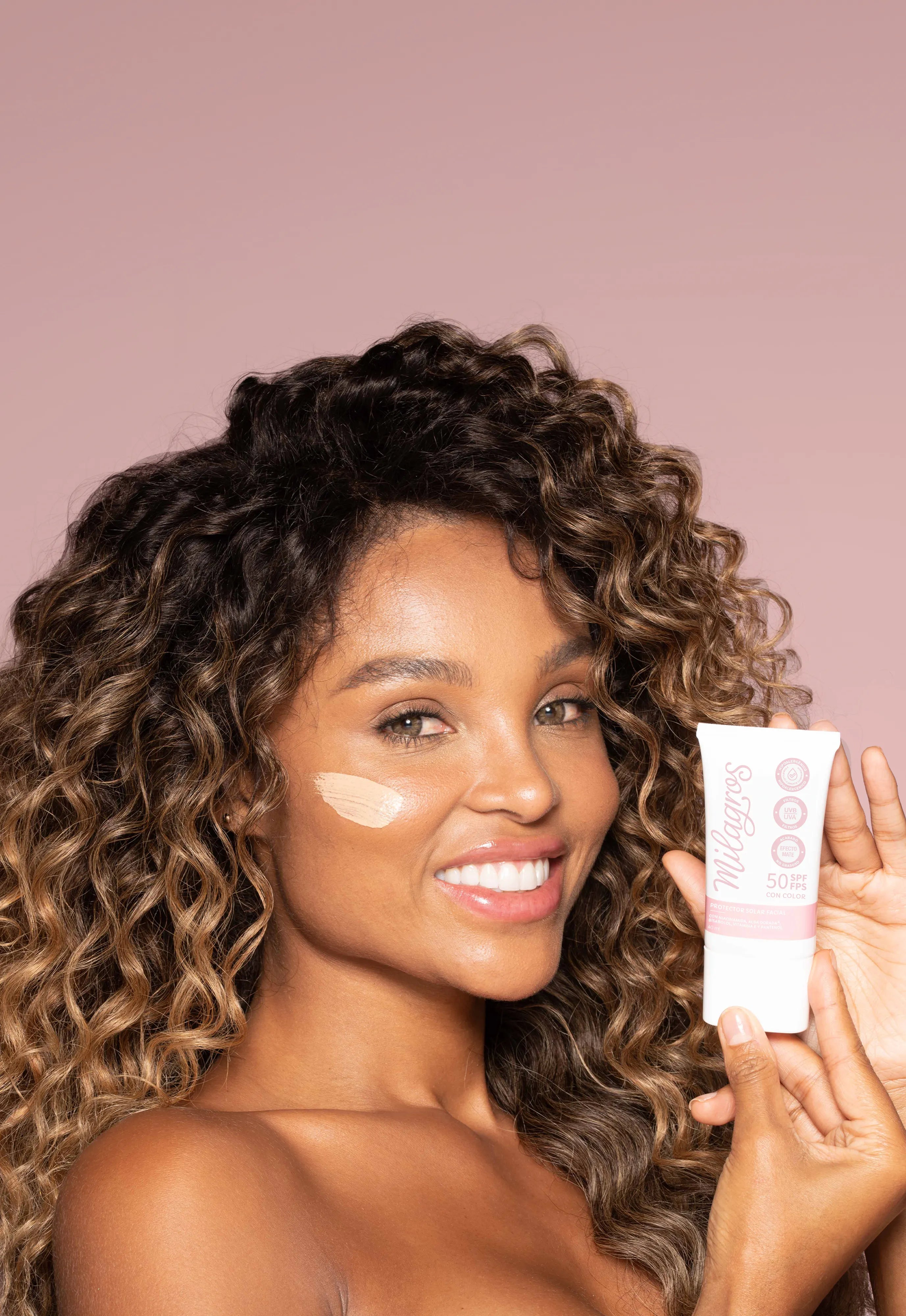 Protector solar facial con color, protege, ilumina y humecta la piel.