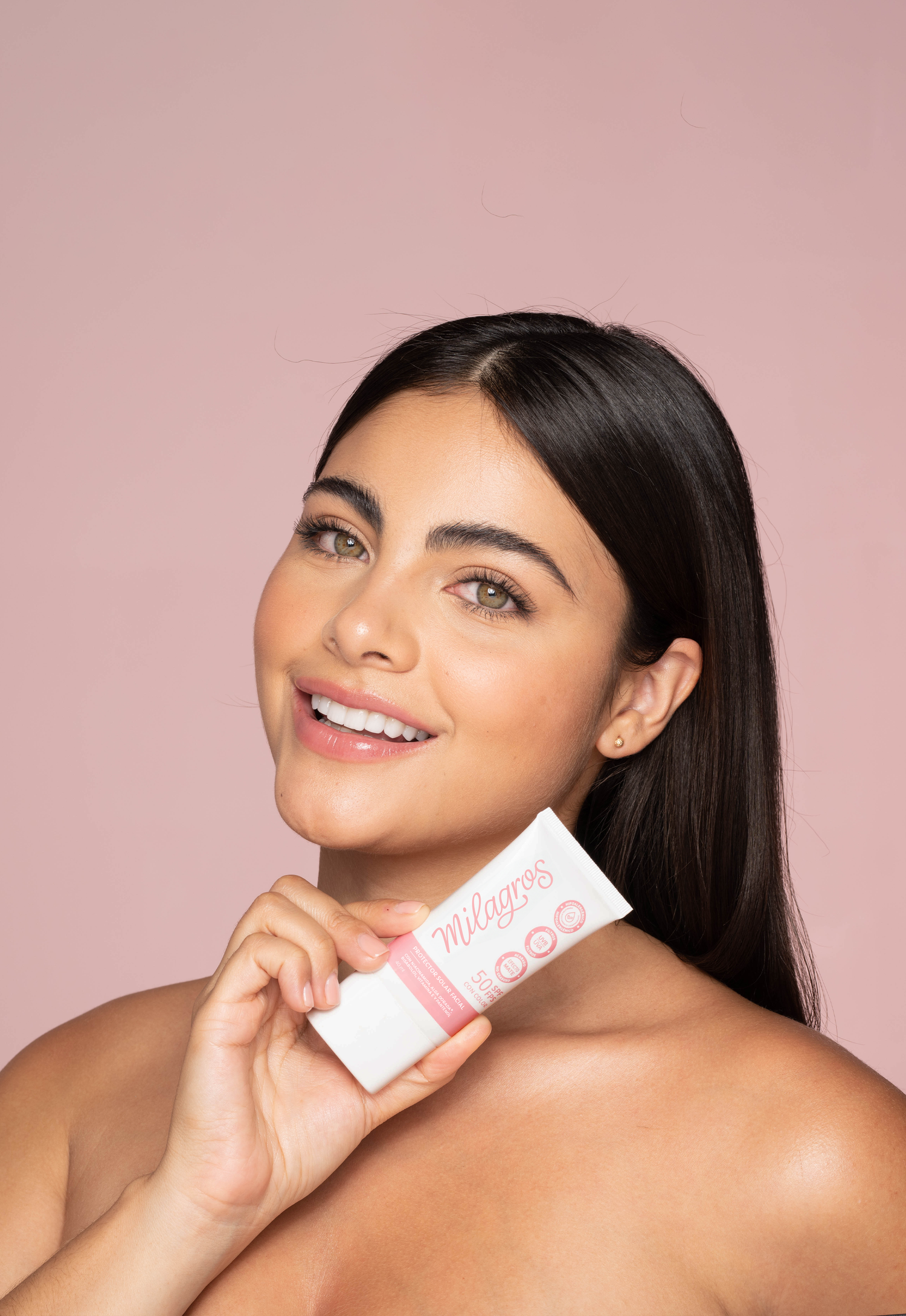 Protector con color formulado con ingredientes que ayudan a reducir la apariencia de las líneas finas e imperfecciones
