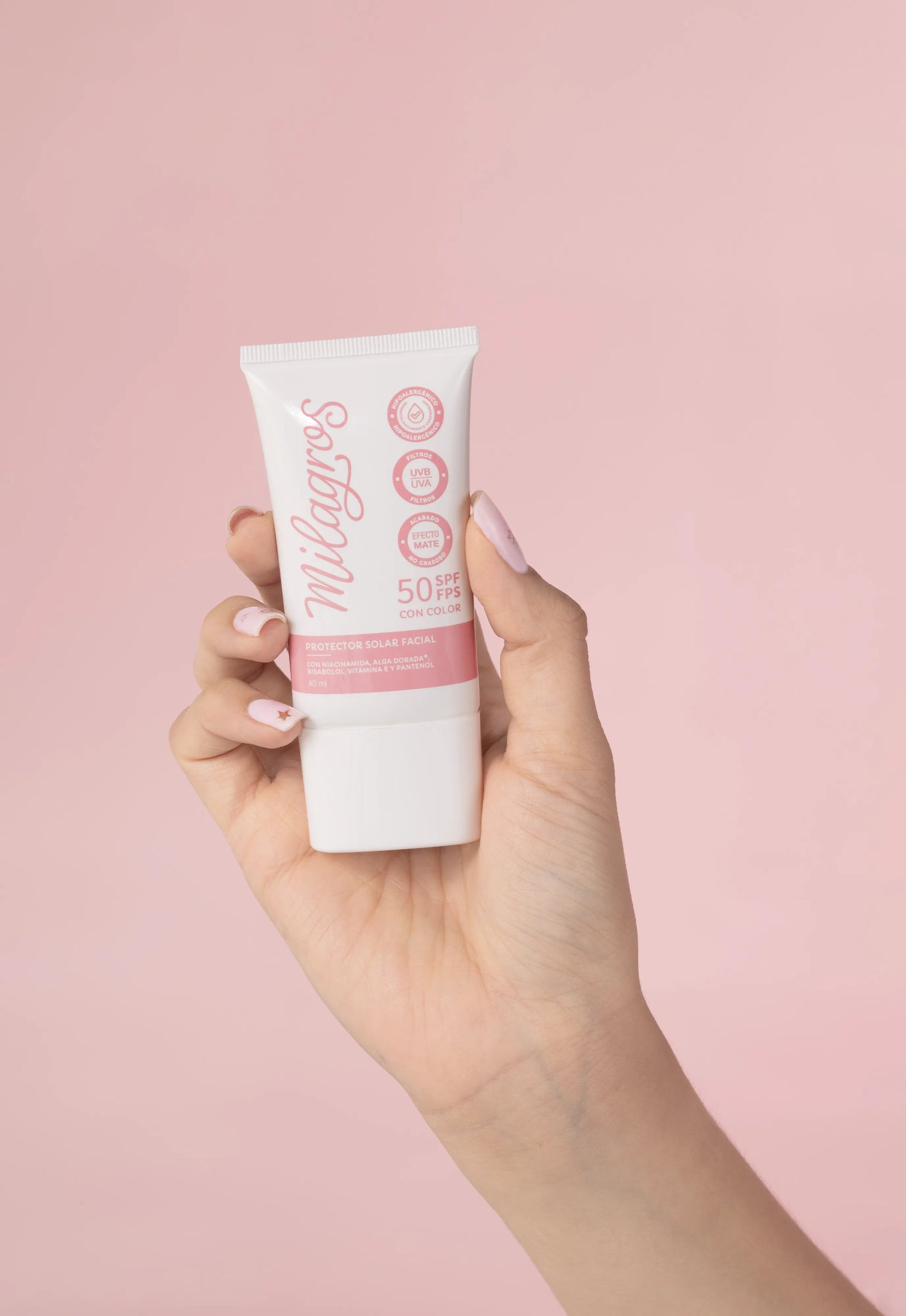 Protector con color formulado con ingredientes que ayudan a reducir la apariencia de las líneas finas e imperfecciones