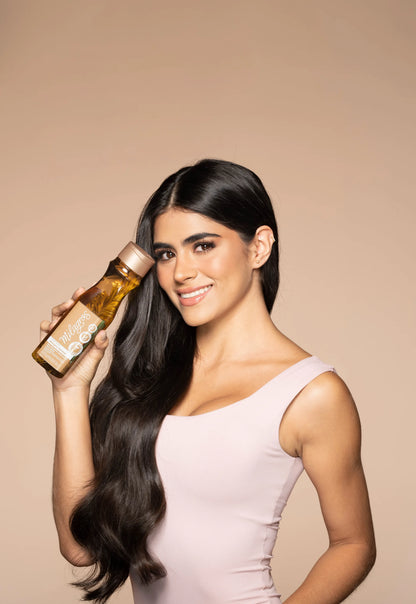 Modelo utilizando el Shampoo herbal