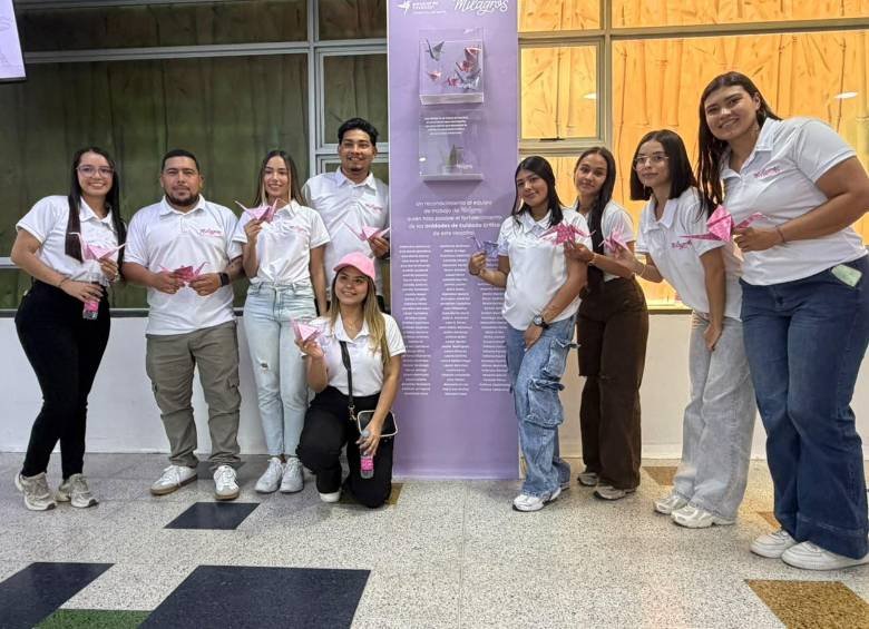 Equipo de Milagros junto al mural de la marca en el hospital